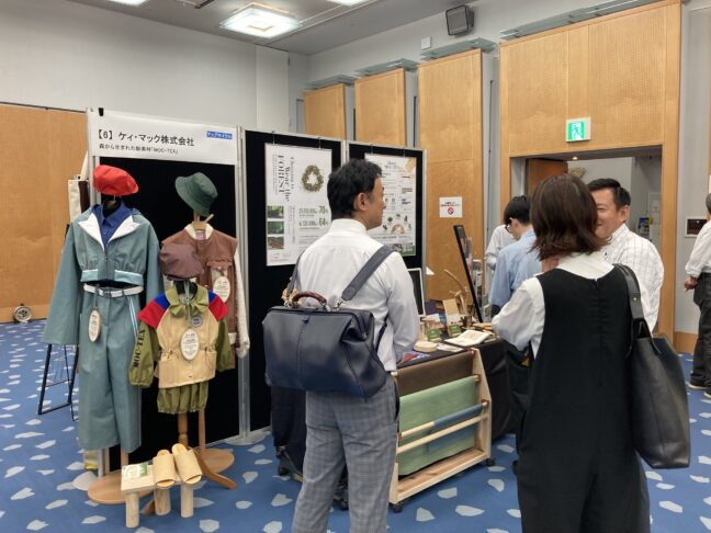 聞き入る来場者