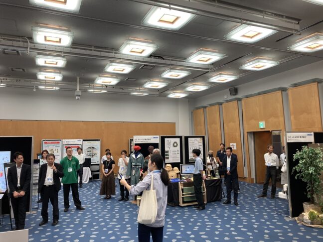 展示会開始直前の朝礼の様子です。事務局より最終確認です。